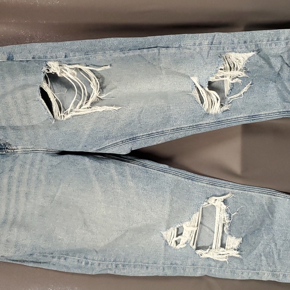 Women's American Eagle Distressed Curvy Mom Jeans - Picture 2 of 6